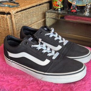 EUC Vans Ward in classic black-and-white. a classic low-top skate shoe often con